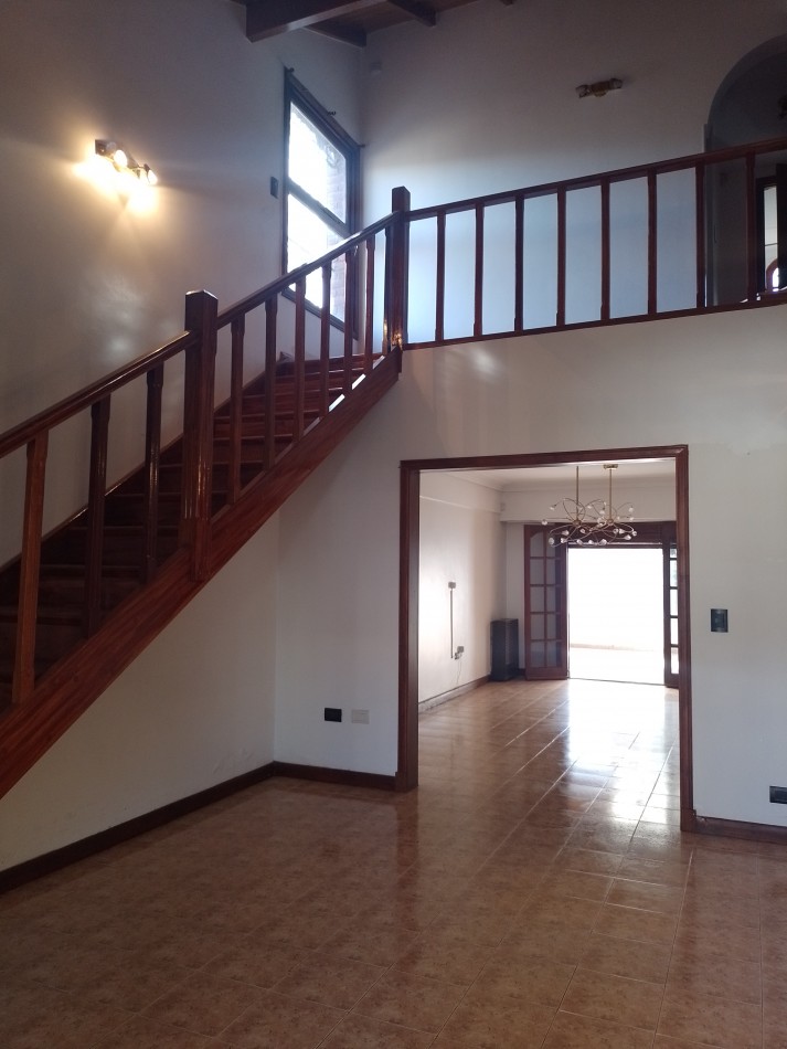 **EXCELENTE CHALET EN COLINAS DE PERALTA RAMOS**