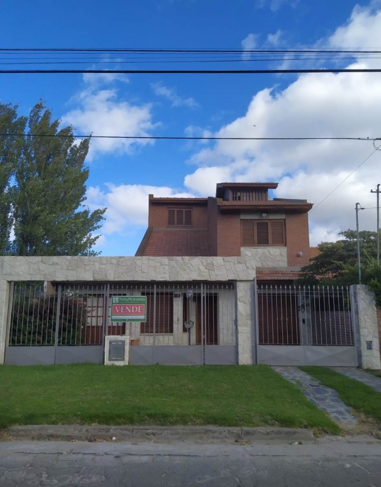 **EXCELENTE CHALET EN COLINAS DE PERALTA RAMOS**
