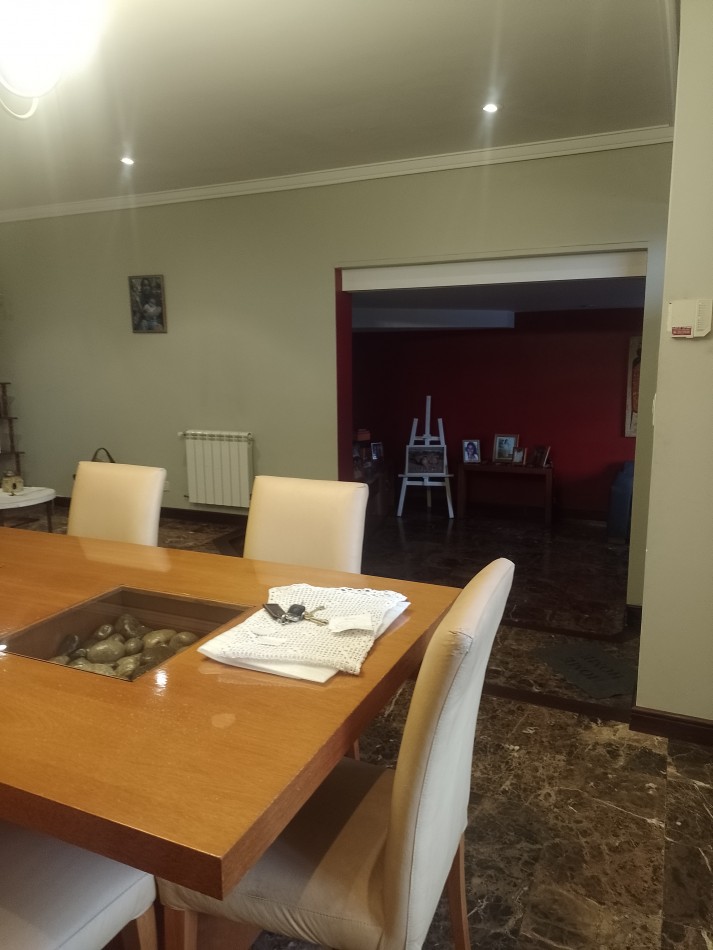 ¡PECIO REBAJADO! **MAGNIFICO CHALET 6 AMBIENTES, CON DOS LOTES UNIFICADOS, SOBRE AV. EDISON, EN COLINAS DE PERALTA RAMOS** 