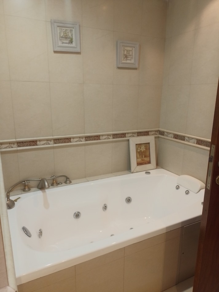 ¡PECIO REBAJADO! **MAGNIFICO CHALET 6 AMBIENTES, CON DOS LOTES UNIFICADOS, SOBRE AV. EDISON, EN COLINAS DE PERALTA RAMOS** 