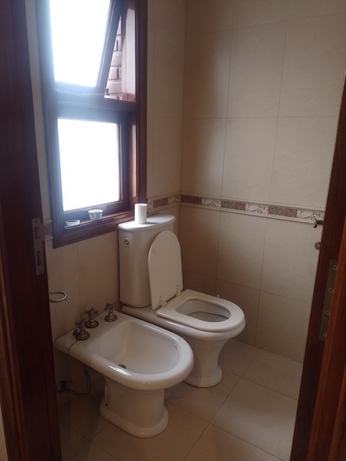¡PECIO REBAJADO! **MAGNIFICO CHALET 6 AMBIENTES, CON DOS LOTES UNIFICADOS, SOBRE AV. EDISON, EN COLINAS DE PERALTA RAMOS** 