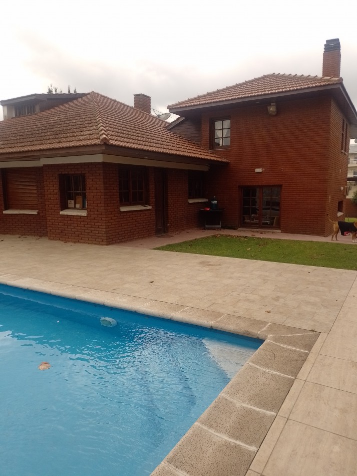 ¡PECIO REBAJADO! **MAGNIFICO CHALET 6 AMBIENTES, CON DOS LOTES UNIFICADOS, SOBRE AV. EDISON, EN COLINAS DE PERALTA RAMOS** 