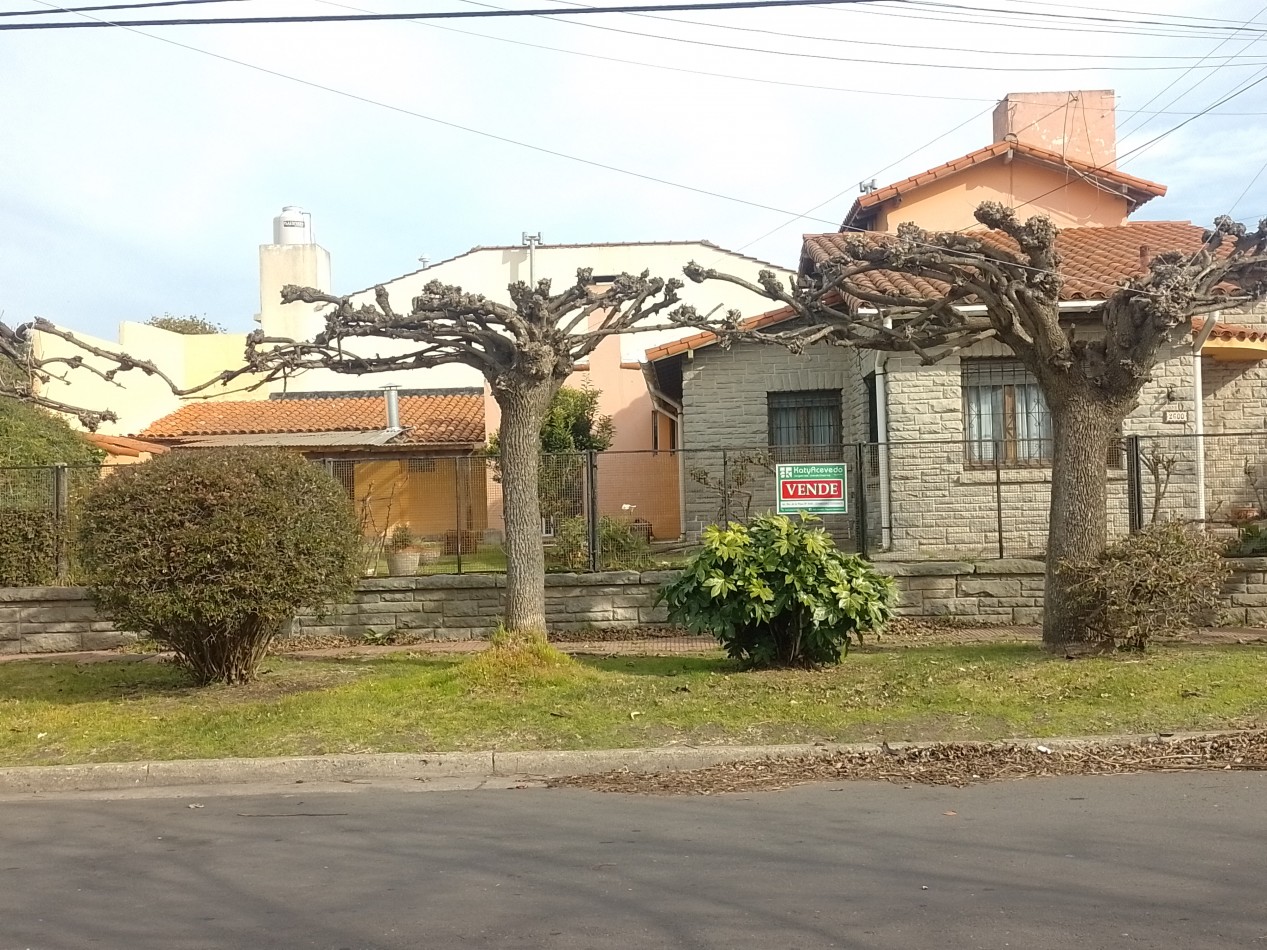 >GRAN REBAJA ¡RETASADO!< ¡ESCUCHA OFERTAS! **GRAN CHALET ESTILO MARPLATENSE CON DEPENDENCIA EN COLINAS DE PERALTA RAMOS**