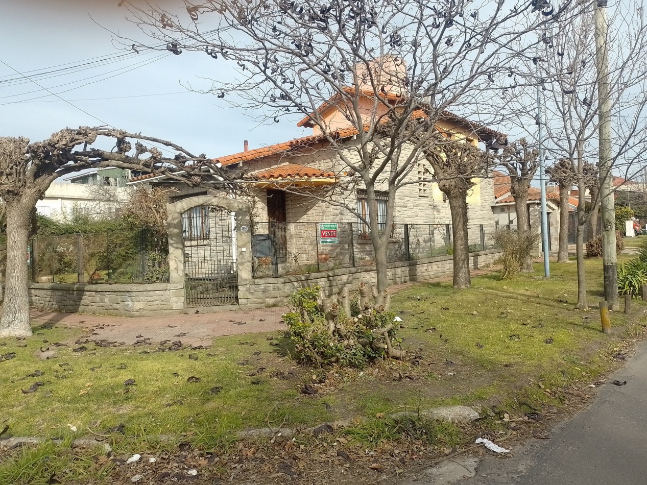 >GRAN REBAJA ¡RETASADO!< ¡ESCUCHA OFERTAS! **GRAN CHALET ESTILO MARPLATENSE CON DEPENDENCIA EN COLINAS DE PERALTA RAMOS**