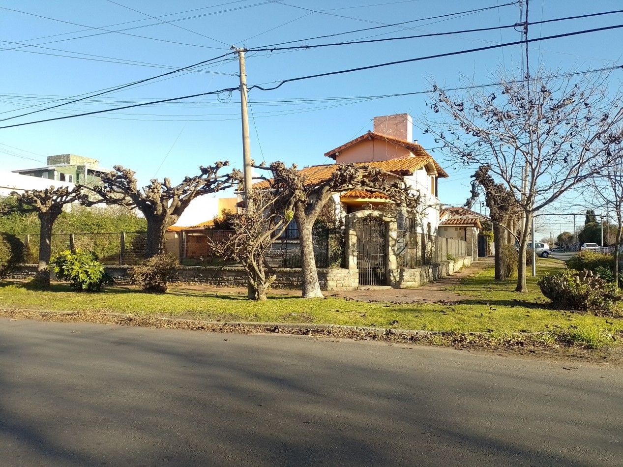 >GRAN REBAJA ¡RETASADO!< ¡ESCUCHA OFERTAS! **GRAN CHALET ESTILO MARPLATENSE CON DEPENDENCIA EN COLINAS DE PERALTA RAMOS**