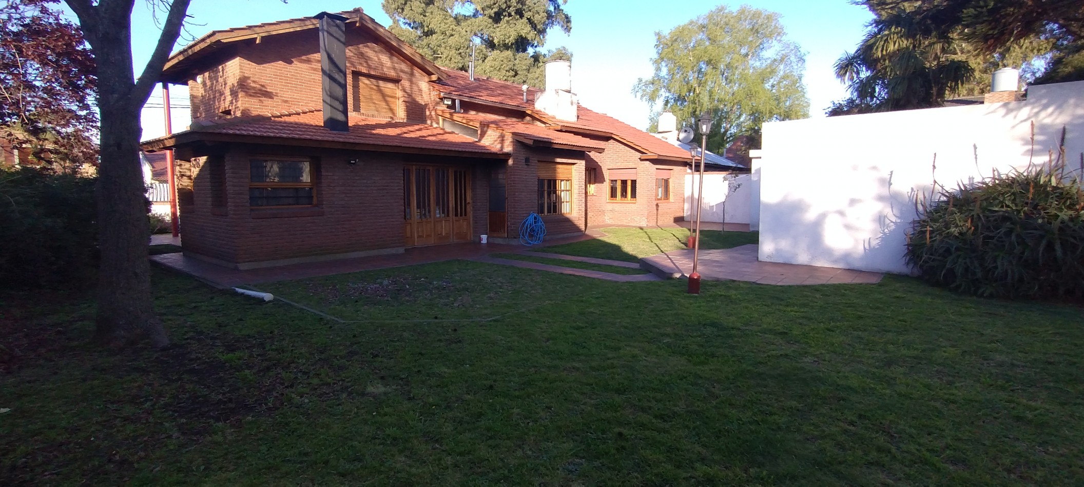 **GRAN CHALET CONFORTABLE ¡APTO CREDITO! SOBRE DOS TERRENOS EN COLINAS DE PERALTA RAMOS**