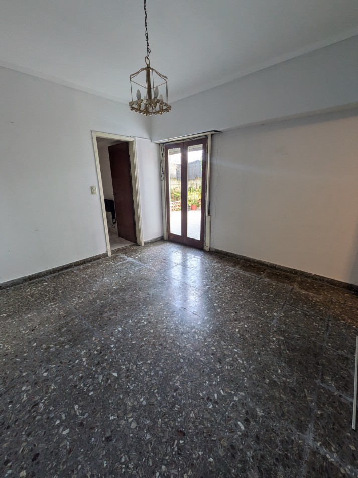 **CHALET 5 AMBIENTES EN BARRIO CERRITO**