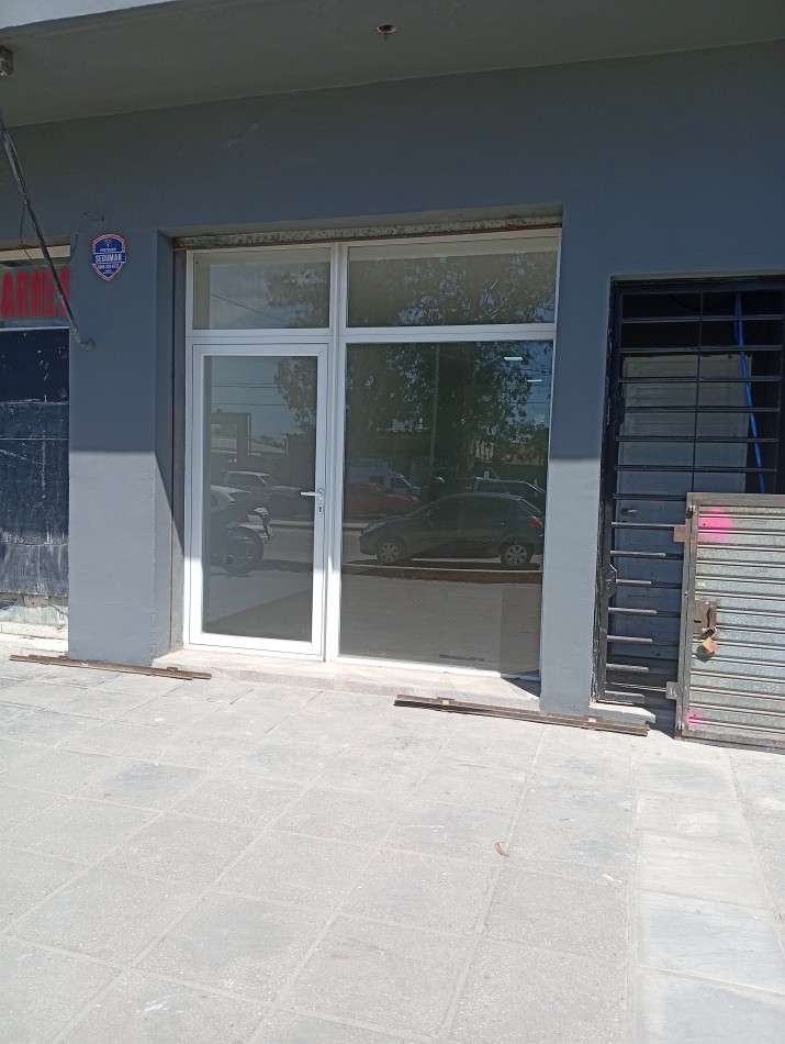 **LOCAL COMERCIAL EN ALQUILER EN BARRIO COLINAS DE PERALTA RAMOS - SOBRE AV. MARIO BRAVO**
