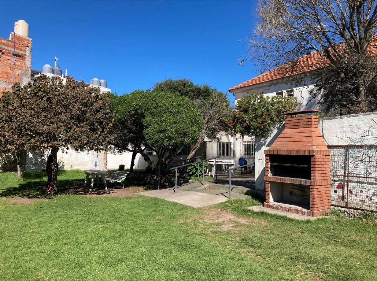 ¡IMPORTANTE VENTA EN BLOCK! CLINICA o GERIATRICO u HOTEL EN VENTA, en block CON TERRENO LINDERO BALDIO en FARO NORTE, UBICADO A UNA CUADRA DE LA COSTA.