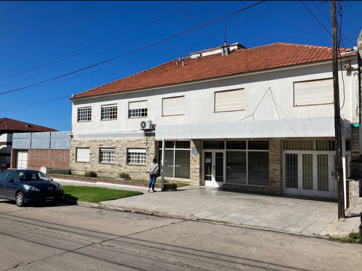 ¡IMPORTANTE VENTA EN BLOCK! CLINICA o GERIATRICO u HOTEL EN VENTA, en block CON TERRENO LINDERO BALDIO en FARO NORTE, UBICADO A UNA CUADRA DE LA COSTA.