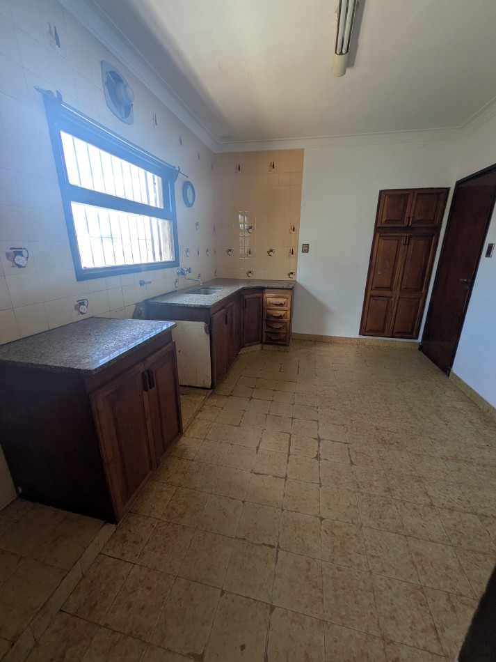 **INMUEBLE EN BLOCK EN VENTA - LOCAL COMERCIAL A LA CALLE + VIVIENDA EN PLANTA ALTA EN BARRIO LOURDES**