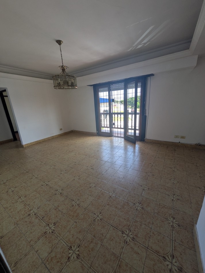 **INMUEBLE EN BLOCK EN VENTA - LOCAL COMERCIAL A LA CALLE + VIVIENDA EN PLANTA ALTA EN BARRIO LOURDES**