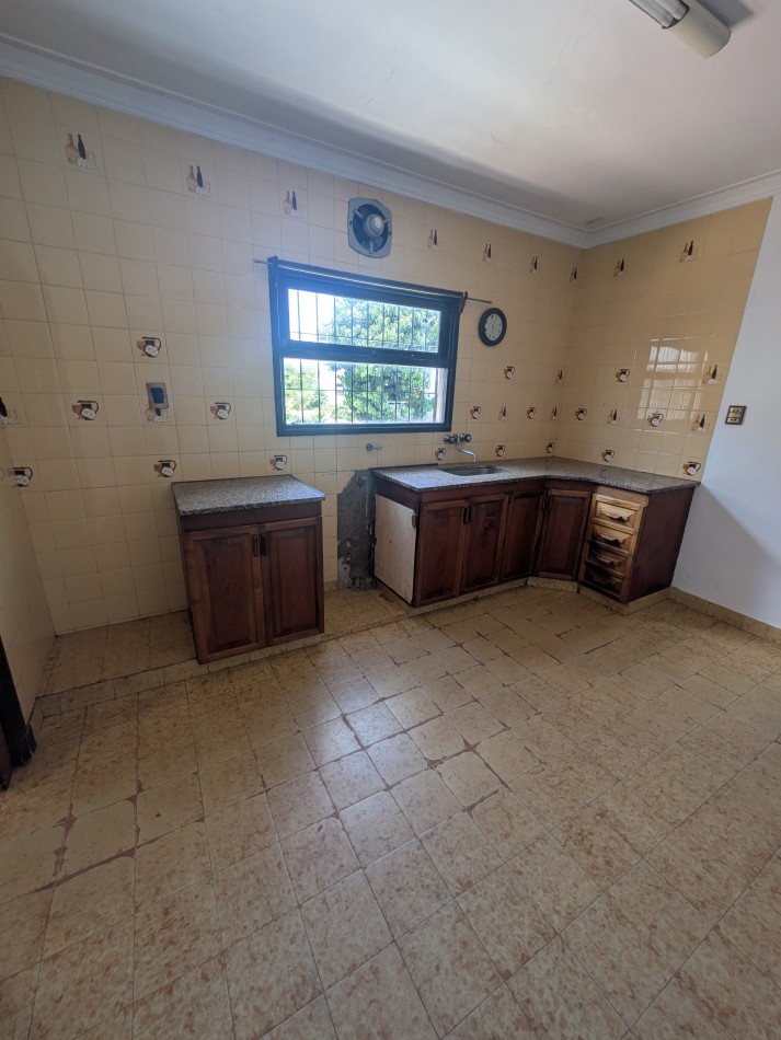 **INMUEBLE EN BLOCK EN VENTA - LOCAL COMERCIAL A LA CALLE + VIVIENDA EN PLANTA ALTA EN BARRIO LOURDES**