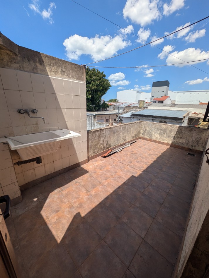 **INMUEBLE EN BLOCK EN VENTA - LOCAL COMERCIAL A LA CALLE + VIVIENDA EN PLANTA ALTA EN BARRIO LOURDES**