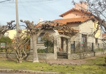 >GRAN REBAJA ¡RETASADO!< ¡ESCUCHA OFERTAS! **GRAN CHALET ESTILO MARPLATENSE CON DEPENDENCIA EN COLINAS DE PERALTA RAMOS**
